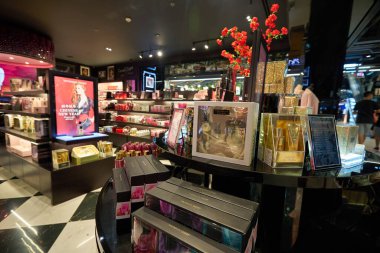 BANGKOK, THAILAND - CIRCA JANUARY, 2020: Siyam Merkezi alışveriş merkezindeki Victoria 's Secret mağazasının içi. Victoria 's Secret bir Amerikan iç çamaşırı, giysi ve güzellik perakendecisi..