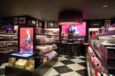BANGKOK, THAILAND - CIRCA JANUARY, 2020: Siyam Merkezi alışveriş merkezindeki Victoria 's Secret mağazasının içi. Victoria 's Secret bir Amerikan iç çamaşırı, giysi ve güzellik perakendecisi..