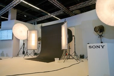 COLOGNE, ALMANY - CIRCA EPTEMBER, 2018: Sony uzayının Photokina Sergisi 'ndeki iç çekimi. Photokina, Avrupa 'da fotoğraf ve görüntüleme endüstrisi için düzenlenen bir ticaret fuarıdır..