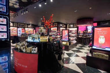 BANGKOK, THAILAND - CIRCA JANUARY, 2020: Siyam Merkezi alışveriş merkezindeki Victoria 's Secret mağazasının içi. Victoria 's Secret bir Amerikan iç çamaşırı, giysi ve güzellik perakendecisi..