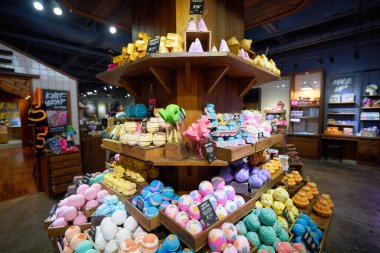 BANGKOK, THAILAND - CIRCA JANUARY, 2020: Siam Center alışveriş merkezindeki Lush mağazasının içi. Lush Retail Ltd. bir İngiliz kozmetik perakendecisi..