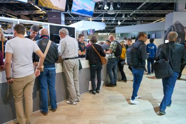 COLOGNE, ALMANY - CIRCA EPTEMBER, 2018: Photokina Exhibition 'daki Sony Space' de atmosfer. Photokina, Avrupa 'da fotoğraf ve görüntüleme endüstrisi için düzenlenen bir ticaret fuarıdır..