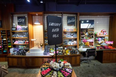 BANGKOK, THAILAND - CIRCA JANUARY, 2020: Siam Center alışveriş merkezindeki Lush mağazasının içi. Lush Retail Ltd. bir İngiliz kozmetik perakendecisi..