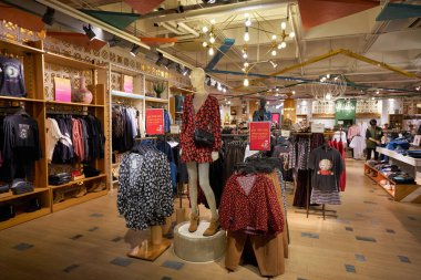 BANGKOK, THAILAND - CIRCA JANUARY, 2020: Siyam Alışveriş Merkezi 'ndeki Çek ve Ayı mağazasının içi