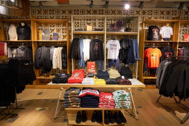 BANGKOK, THAILAND - CIRCA JANUARY, 2020: Siyam Alışveriş Merkezi 'ndeki Çek ve Ayı mağazasının içi