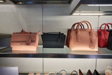 BANGKOK, THAILAND - CIRCA HAZİRAN, 2020: Siyam Merkezi alışveriş merkezindeki Charles ve Keith mağazasında sergilenen çantalar