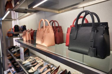 BANGKOK, THAILAND - CIRCA HAZİRAN, 2020: Siyam Merkezi alışveriş merkezindeki Charles ve Keith mağazasında sergilenen çantalar