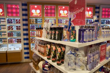 BANGKOK, THAILAND - CIRCA JANUARY, 2020: Siyam Merkezi alışveriş merkezinde bir Bath & Body Works mağazasının iç çekimi