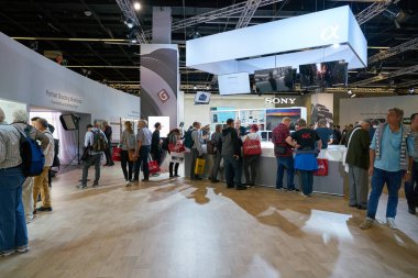 COLOGNE, ALMANY - CIRCA EPTEMBER, 2018: Photokina Exhibition 'daki Sony Space' de atmosfer. Photokina, Avrupa 'da fotoğraf ve görüntüleme endüstrisi için düzenlenen bir ticaret fuarıdır..