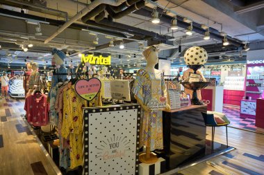 BANGKOK, THAILAND - CIRCA JANUARY, 2020: Siam Center alışveriş merkezindeki mağazada giysiler sergilendi.