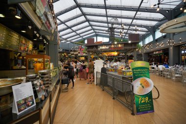 BANGKOK, THAILAND - CIRCA JANUARY, 2020: Siyam Merkezi alışveriş merkezinde yemek bölümü.