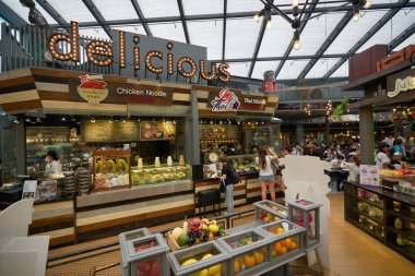 BANGKOK, THAILAND - CIRCA JANUARY, 2020: Siyam Merkezi alışveriş merkezinde yemek bölümü.