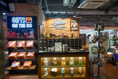BANGKOK, THAILAND - CIRCA JANUARY, 2020: Siam Center alışveriş merkezindeki Kiehl mağazasında kozmetik ürünler sergilenmektedir. Kiehl 's LLC, cilt, saç ve vücut bakım ürünleri alanında uzmanlaşmış bir Amerikan kozmetik markası perakendecisi..