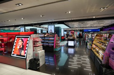 BANGKOK, THAILAND - CIRCA JANUARY, 2020: Siyam Merkezi alışveriş merkezindeki Sephora mağazasının iç çekimleri.