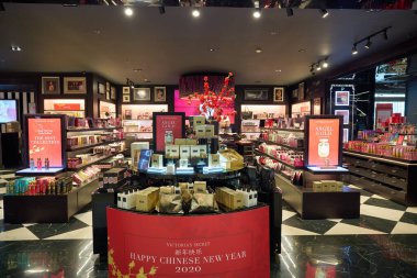 BANGKOK, THAILAND - CIRCA JANUARY, 2020: Siyam Merkezi alışveriş merkezindeki Victoria 's Secret mağazasının içi. Victoria 's Secret bir Amerikan iç çamaşırı, giysi ve güzellik perakendecisi..