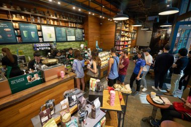 BANGKOK, THAILAND - CIRCA JANUARY, 2020: insanlar Siam Paragon 'daki Starbucks alışveriş merkezinde sırada bekliyor.