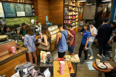 BANGKOK, THAILAND - CIRCA JANUARY, 2020: insanlar Siam Paragon 'daki Starbucks alışveriş merkezinde sırada bekliyor.