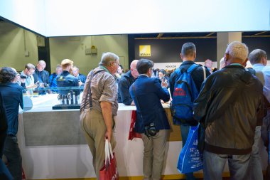 COLOGNE, GERMANY - CIRCA EPTEMBER, 2018: Nikon uzayındaki Photokina Sergisi 'ndeki kameraları denemek için ziyaretçiler. Photokina, Avrupa 'da fotoğraf ve görüntüleme endüstrisi için düzenlenen bir ticaret fuarıdır..