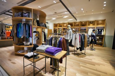 BANGKOK, THAILAND - CIRCA JANUARY, 2020: Bangkok 'taki Siyam Paragon alışveriş merkezinde giysi sergilendi.