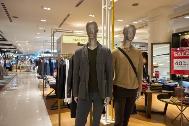 BANGKOK, THAILAND - CIRCA JANUARY, 2020: Bangkok 'taki Siyam Paragon alışveriş merkezinde giysi sergilendi.