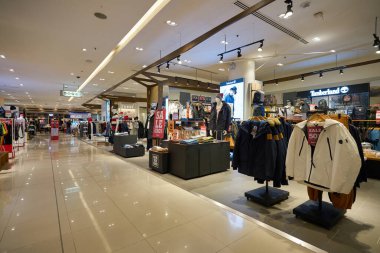 BANGKOK, THAILAND - CIRCA JANUARY, 2020: Bangkok 'taki Siyam Paragon alışveriş merkezinde giysi sergilendi.