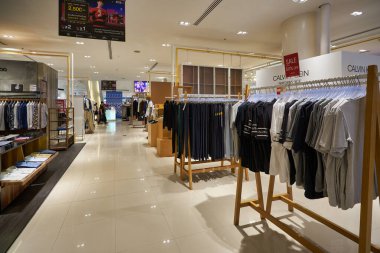 BANGKOK, THAILAND - CIRCA JANUARY, 2020: Bangkok 'taki Siyam Paragon alışveriş merkezinde giysi sergilendi.