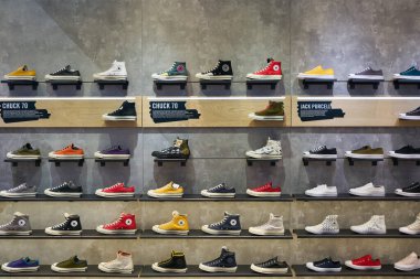 BANGKOK, THAILAND - CIRCA JANUARY, 2020: Bangkok 'taki Siyam Paragon alışveriş merkezinde Converse ürünleri sergilenmektedir. Converse bir Amerikan yaşam tarzı markası..