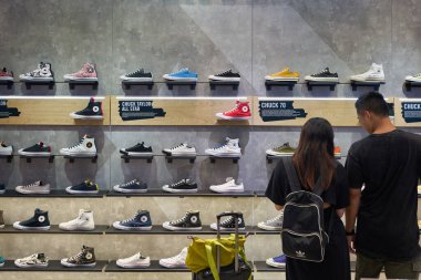 BANGKOK, THAILAND - CIRCA JANUARY, 2020: Bangkok 'taki Siyam Paragon alışveriş merkezinde Converse ürünleri sergilenmektedir. Converse bir Amerikan yaşam tarzı markası..