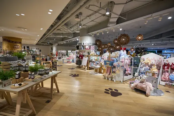 BANGKOK, THAILAND - CIRCA JANUARY, 2020: Siam Discovery alışveriş merkezinde sergilenen çeşitli mallar.