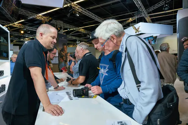 COLOGNE, ALMANY - CIRCA EPTEMBER, 2018: Photokina Exhibition 'daki Sony Space' de atmosfer. Photokina, Avrupa 'da fotoğraf ve görüntüleme endüstrisi için düzenlenen bir ticaret fuarıdır..