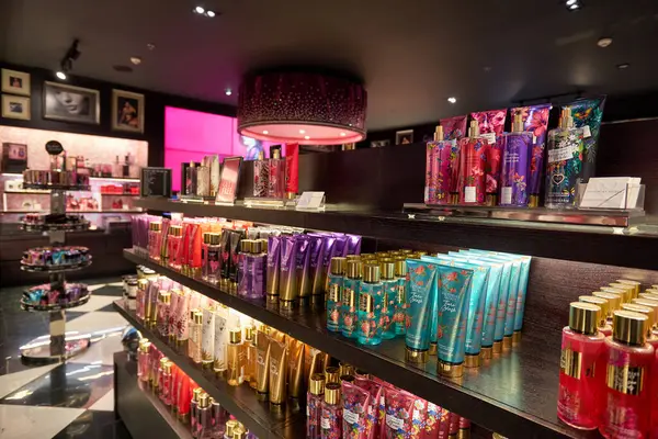 BANGKOK, THAILAND - CIRCA JANUARY, 2020: Siyam Merkezi alışveriş merkezindeki Victoria 's Secret mağazasının içi. Victoria 's Secret bir Amerikan iç çamaşırı, giysi ve güzellik perakendecisi..