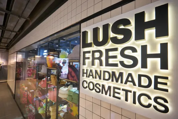 BANGKOK, THAILAND - CIRCA JANUARY, 2020: Siam Center alışveriş merkezindeki Lush mağazasında yakın çekim. Lush Retail Ltd. bir İngiliz kozmetik perakendecisi..