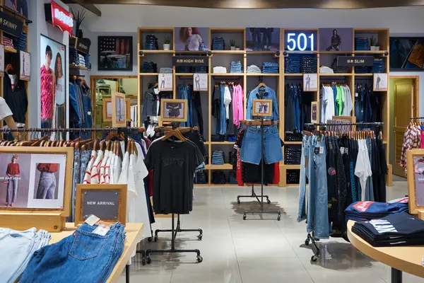BANGKOK, THAILAND - CIRCA JANUARY, 2020: Levi 'nin giysisi Bangkok' taki Siam Paragon alışveriş merkezinde sergilendi.
