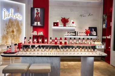 BANGKOK, THAILAND - CIRCA JANUARY, 2020: Bangkok 'taki Siam Paragon alışveriş merkezinde çeşitli Hıristiyan Dior ürünleri sergilendi.