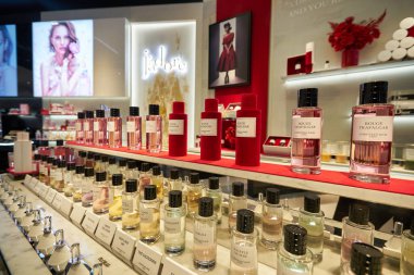 BANGKOK, THAILAND - CIRCA JANUARY, 2020: Bangkok 'taki Siam Paragon alışveriş merkezinde çeşitli Hıristiyan Dior ürünleri sergilendi.