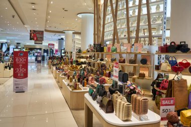 BANGKOK, THAILAND - CIRCA JANUARY, 2020: Bangkok 'taki Siyam Paragon alışveriş merkezinde çeşitli çantalar sergilendi.