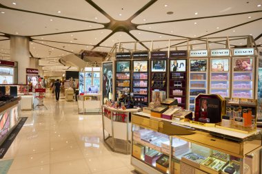 BANGKOK, THAILAND - CIRCA JANUARY, 2020: Bangkok 'taki Siam Paragon alışveriş merkezinde çeşitli kozmetik ürünler sergilendi.