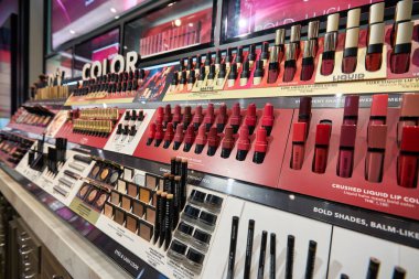 BANGKOK, THAILAND - CIRCA JANUARY, 2020: Bangkok 'taki Siam Paragon alışveriş merkezinde çeşitli Bobbi Brown makyaj ürünleri sergilendi.
