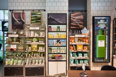 BANGKOK, THAILAND - CIRCA JANUARY, 2020: Bangkok 'taki Siam Paragon alışveriş merkezinde Origins kozmetik ürünleri sergilendi.