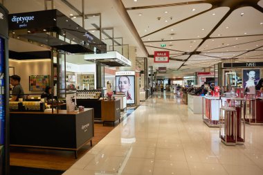 BANGKOK, THAILAND - CIRCA JANUARY, 2020: Bangkok 'taki Siam Paragon alışveriş merkezinde çeşitli kozmetik ürünler sergilendi.