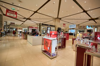 BANGKOK, THAILAND - CIRCA JANUARY, 2020: Bangkok 'taki Siam Paragon alışveriş merkezinde çeşitli kozmetik ürünler sergilendi.