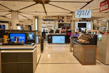 BANGKOK, THAILAND - CIRCA JANUARY, 2020: Bangkok 'taki Siam Paragon alışveriş merkezinde çeşitli kozmetik ürünler sergilendi.