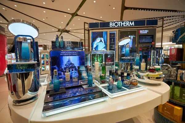 BANGKOK, THAILAND - CIRCA JANUARY, 2020: Bangkok 'taki Siyam Paragon alışveriş merkezinde çeşitli Biotherm kozmetik ürünleri sergilendi.