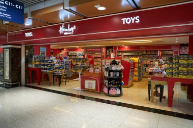 KUALA LUMPUR, MALAYSIA - CIRCA MARCH, 2023: oyuncaklar Kuala Lumpur Uluslararası Havalimanı 'ndaki Hamleys perakende mağazasında sergileniyor.