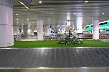 KUALA LUMPUR, MALAYSIA - CIRCA MARCH, 2023: Kuala Lumpur Uluslararası Havalimanı 'ndaki bagaj geri alma alanı.