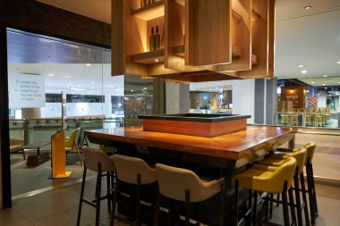 KUALA LUMPUR, MALAYSIA - CIRCA MARCH, 2023: KLIA2 havaalanındaki Plaza Premium Lounge 'daki koltuklar.