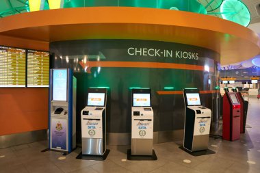 KUALA LUMPUR, MALAYSIA - CIRCA MARCH, 2023: Kuala Lumpur Uluslararası Havalimanı 'nda görüldüğü gibi kendini kontrol eden kiosklar.
