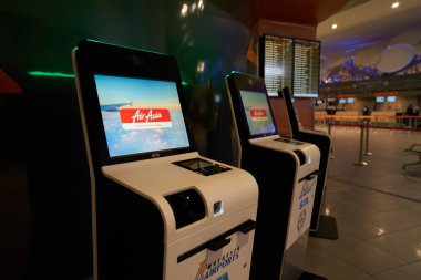 KUALA LUMPUR, MALAYSIA - CIRCA MARCH, 2023: Kuala Lumpur Uluslararası Havalimanı 'nda görüldüğü gibi kendini kontrol eden kiosklar.