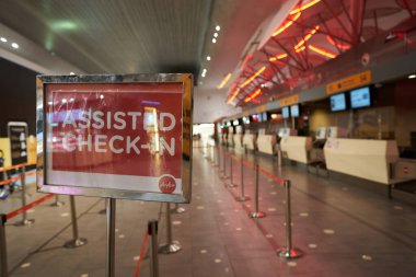 KUALA LUMPUR, MALAYSIA - CIRCA MARCH, 2023: Kuala Lumpur Uluslararası Havalimanı 'ndaki check-in bölgesine yardımcı giriş işareti.