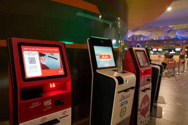 KUALA LUMPUR, MALAYSIA - CIRCA MARCH, 2023: Kuala Lumpur Uluslararası Havalimanı 'nda görüldüğü gibi kendini kontrol eden kiosklar.